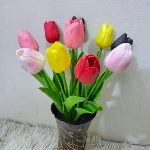 টিউলিফ ফুল এবং ফুলদানি